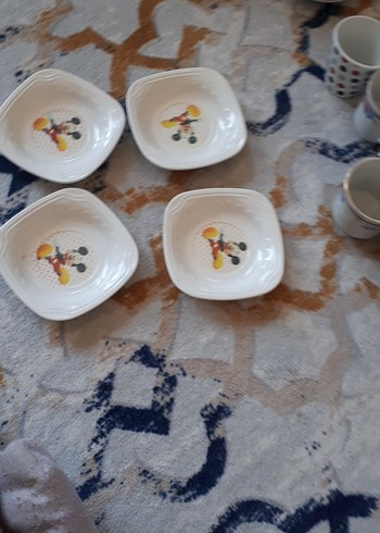 Renkli Mickey desenli beyaz yemek kapları - Görsel 3