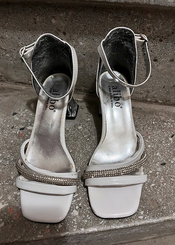 diğer Beden Beyaz Tokalı Stiletto Topuklu Kadın Ayakkabı
