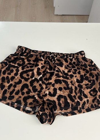Dantel Detaylı Leopar Desenli Mini Şort
