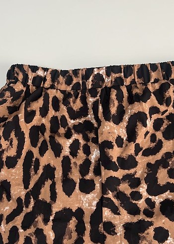 m Beden Dantel Detaylı Leopar Desenli Mini Şort