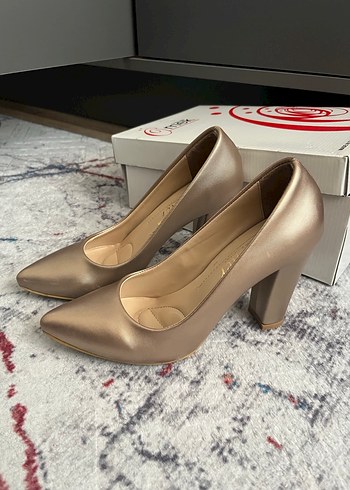 Bej Parlak Yılan Desenli Kalın Topuklu Stiletto