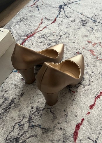 Diğer Bej Parlak Yılan Desenli Kalın Topuklu Stiletto