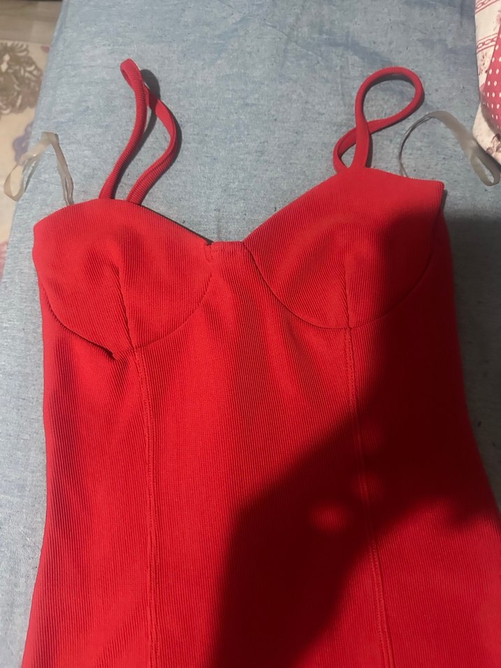 Kırmızı Elbise - Görsel 2
