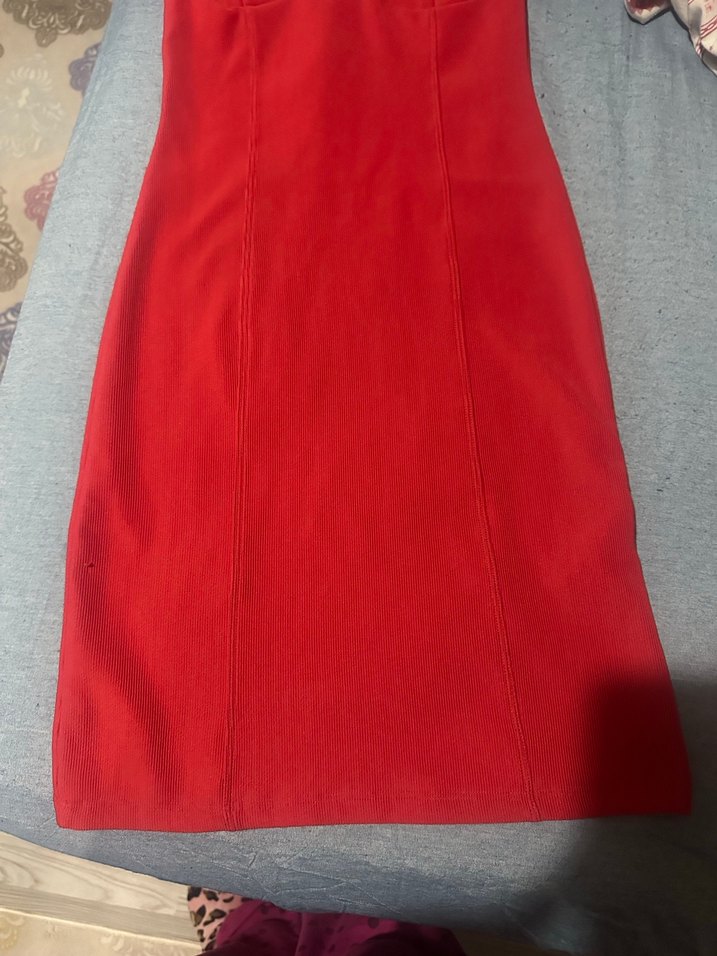 Kırmızı Elbise - Görsel 3