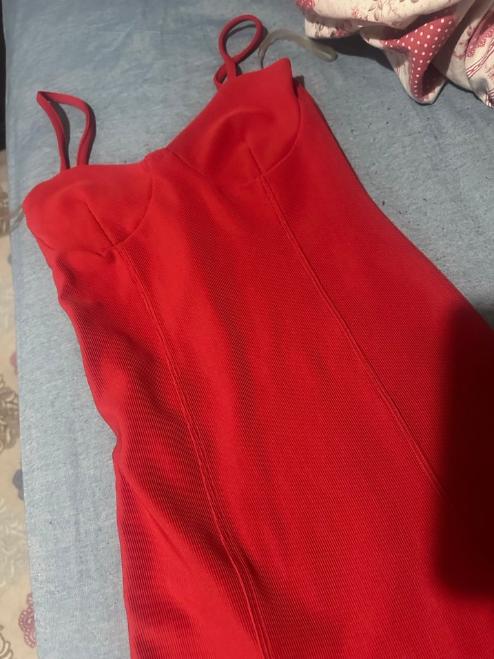 Kırmızı Elbise - Görsel 4