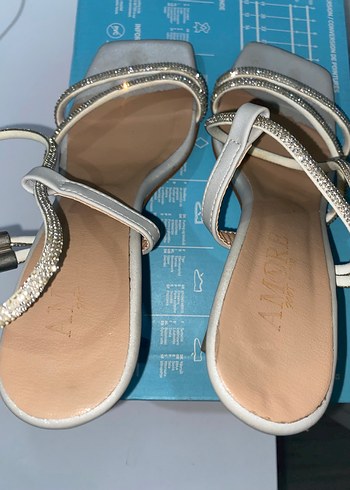 Zincir Detaylı Beyaz Dolgu Topuklu Kadın Abiye Ayakkabı - Görsel 2