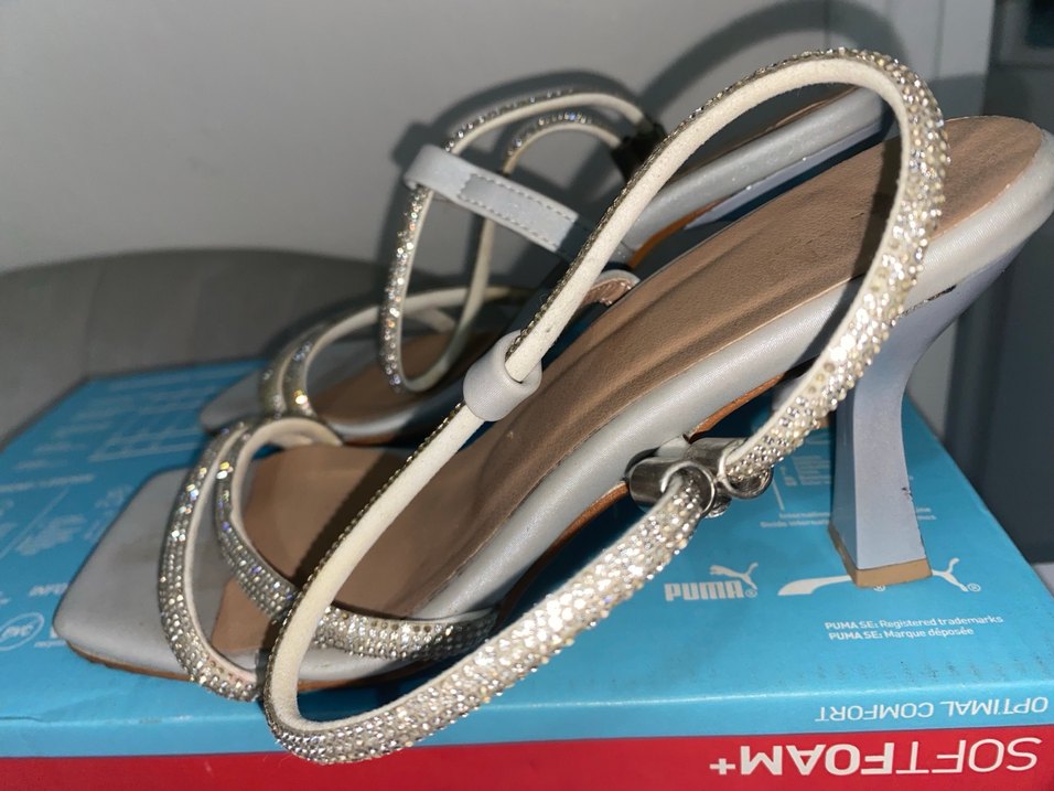 Zincir Detaylı Beyaz Dolgu Topuklu Kadın Abiye Ayakkabı - Görsel 3