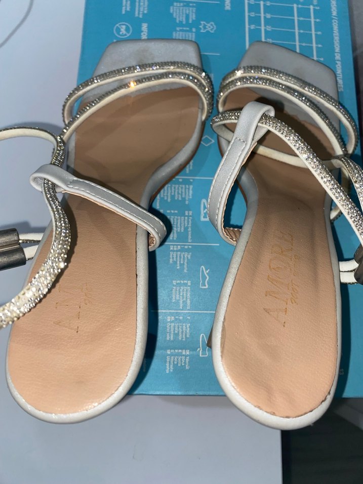 Zincir Detaylı Beyaz Dolgu Topuklu Kadın Abiye Ayakkabı - Görsel 2