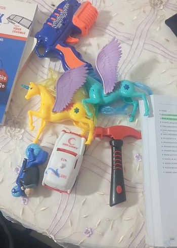 Renkli Oyuncak Seti: Tabanca, Atlar, Araba ve Çekiç - Görsel 3