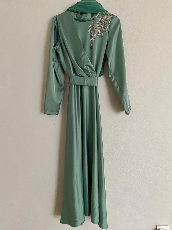 Yeşil Tesettür Saten Elbise - Görsel 2