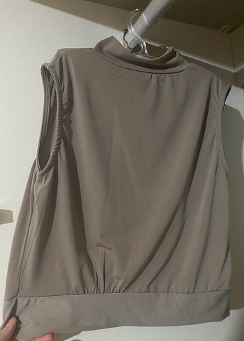 Trendyol & Milla Yüksek Yakalı Kolsuz Bej Kadın Crop Bluz