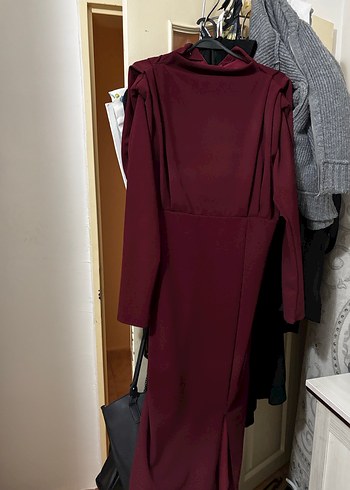 Bordo yırtmaclı elbise - Görsel 7