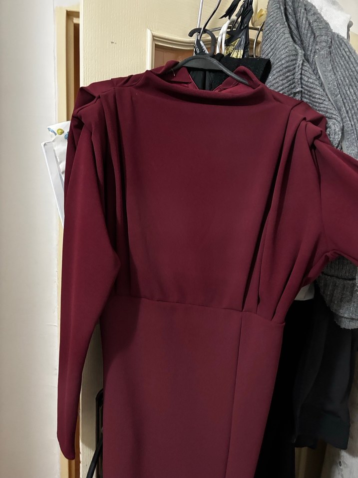 Bordo yırtmaclı elbise - Görsel 3