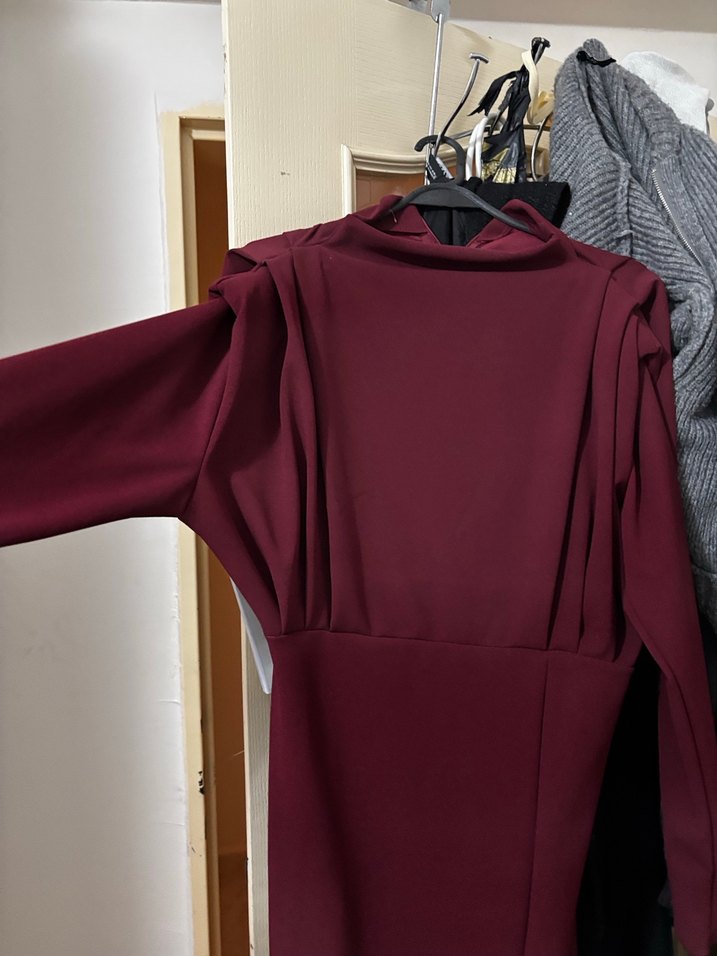 Bordo yırtmaclı elbise - Görsel 4