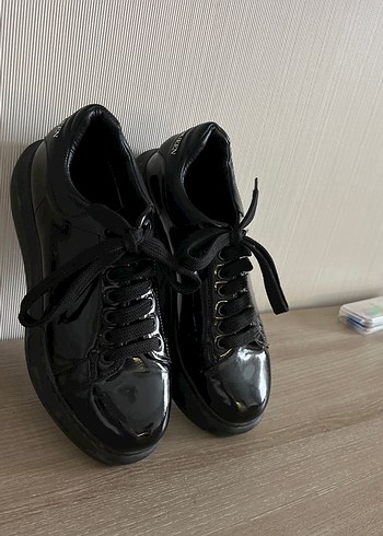 Parlak Siyah Rugan Stiletto Topuklu Spor Ayakkabı
