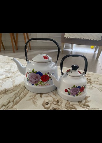 American Vintage Çiçek Desenli Beyaz Emaye Çaydanlık