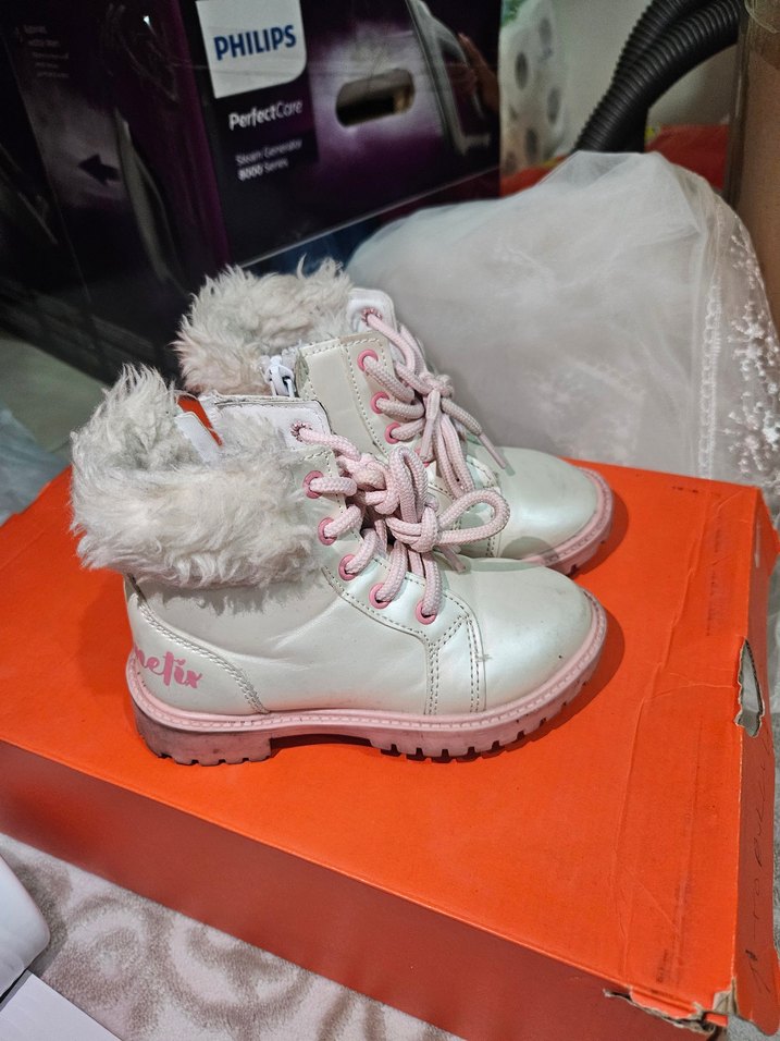 Kız Çocuk Beyaz Kürklü Bot - Görsel 2