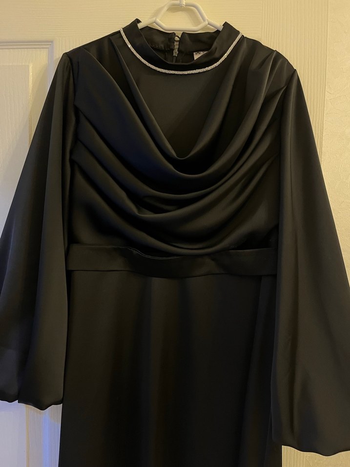 Uzun Siyah Saten Kadın Elbise - Görsel 2