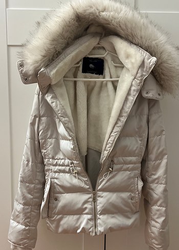 Zara Mont