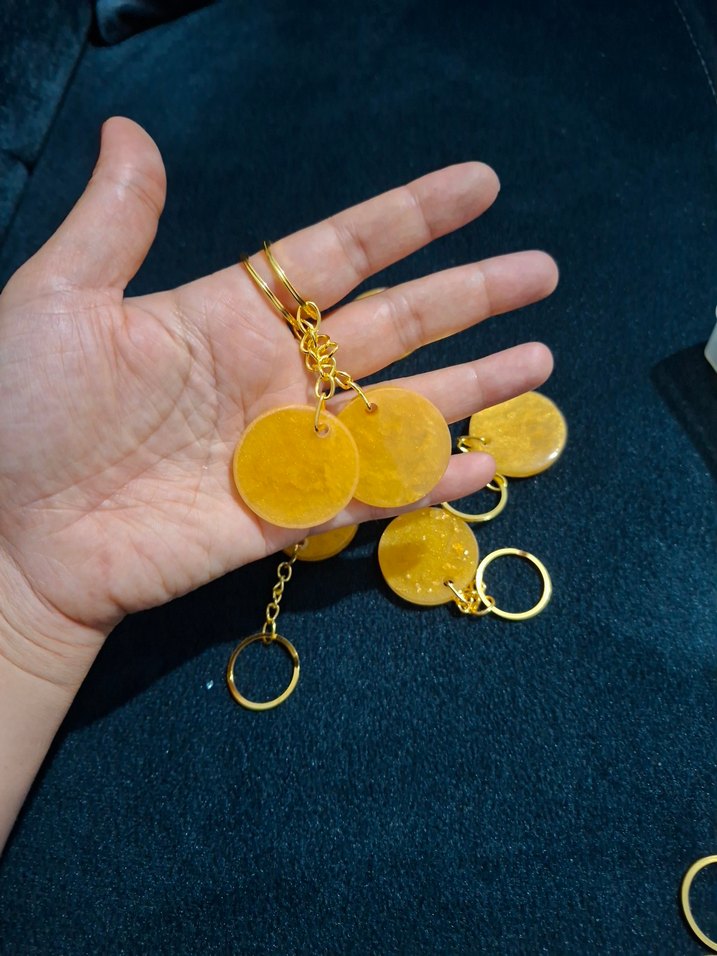 Zincir Detaylı Parlak Altın Renk Anahtarlık - Görsel 2