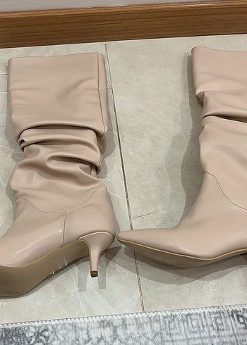 40 Beden ten rengi Renk Bej Deri Dizüstü Pilili Stiletto Çizme