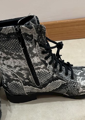 LC Waikiki Gri Deri Yılan Desenli Rock Punk Kadın Bot