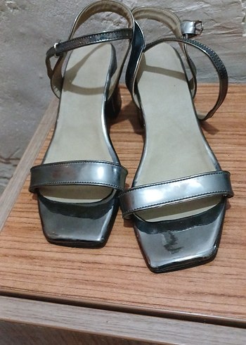 Gri Metal Tokalı Kadın Topuklu Sandalet