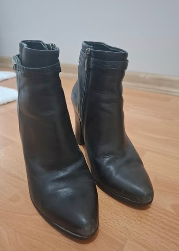 Bambi Siyah Deri Tokalı Kadın Topuklu Bot
