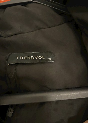 Trendyol & Milla Siyah Kısa crop şişme Kadın Mont