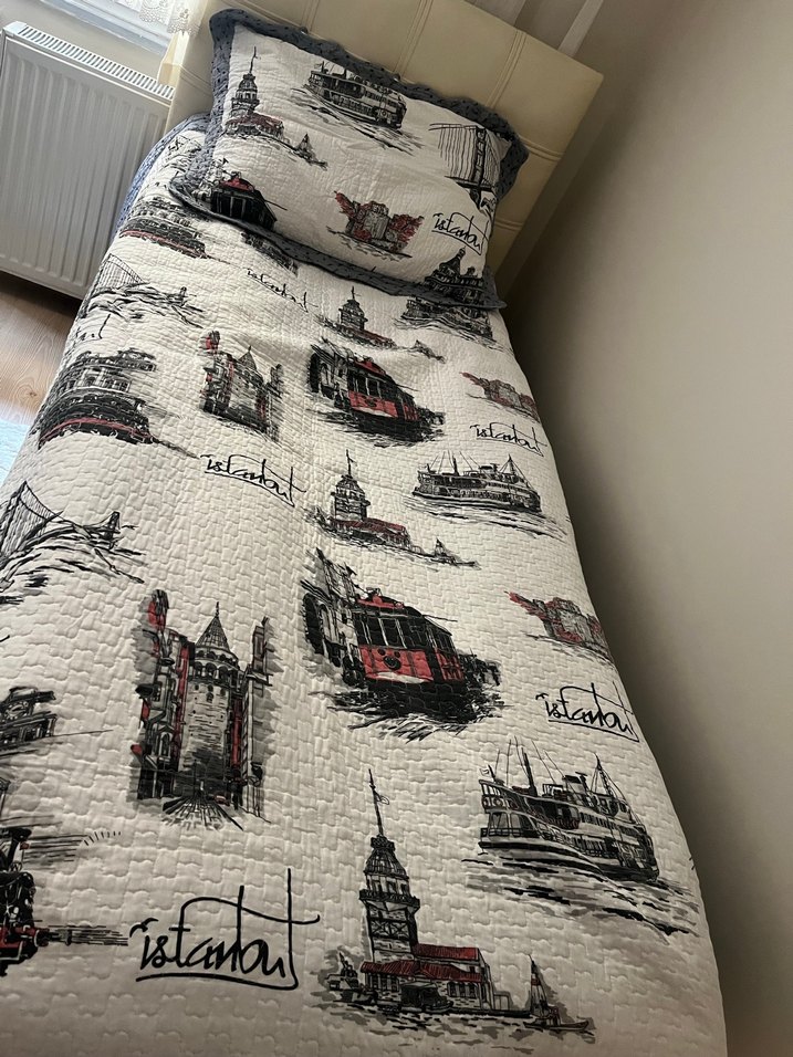 İstanbul Temalı Baskılı Beyaz Yatak Örtüsü - Görsel 2