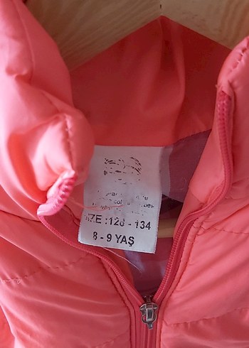 Kız Çocuk Pembe Kürklü Kapüşonlu Yelek - Görsel 3