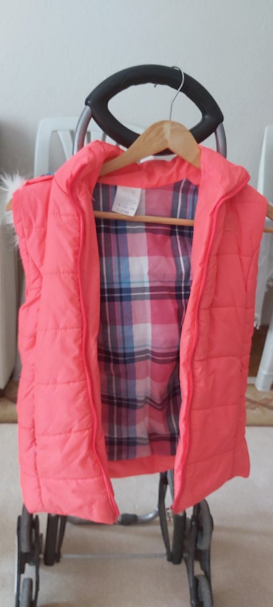 Kız Çocuk Pembe Kürklü Kapüşonlu Yelek - Görsel 2