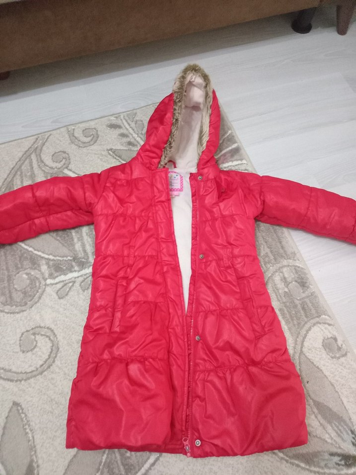 Kız Çocuk Kırmızı Kürklü Kapüşonlu Mont - Görsel 2