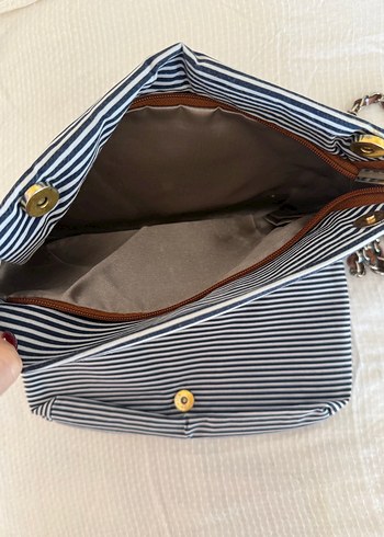 Diğer Zincir Detaylı Çizgili Kadın Çanta 30 cm en 20 cm boy
