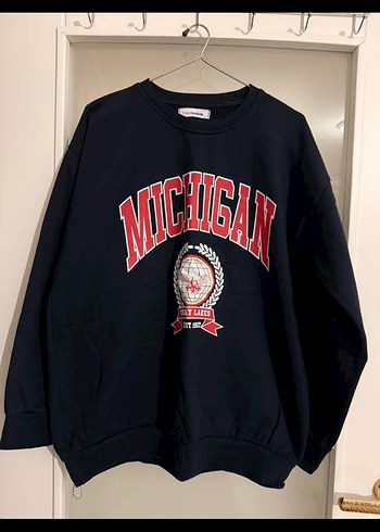 İçi şardonlu önü baskılı lacivert sweatshirt