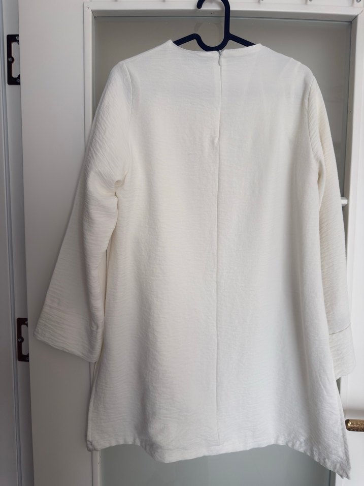 Beyaz yuvarlak yaka bluz. Kalın kumaştır. İçi göstermez - Görsel 2