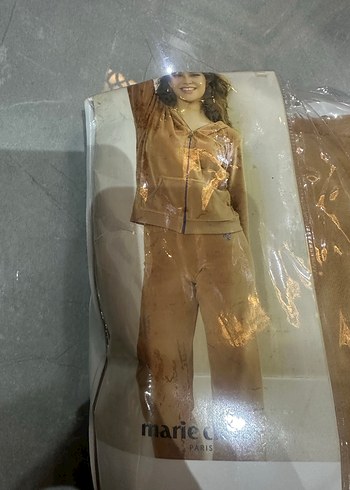 m Beden markanın eşofman takımı bej renkte