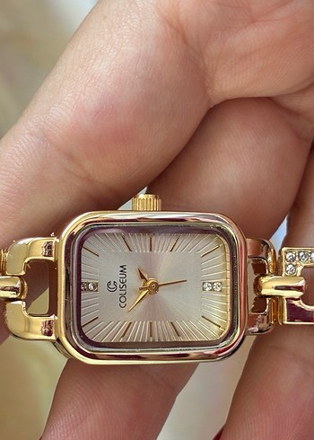 Diğer Gold Tonlu Taşlı Zincir Kayışlı Kadın Saat