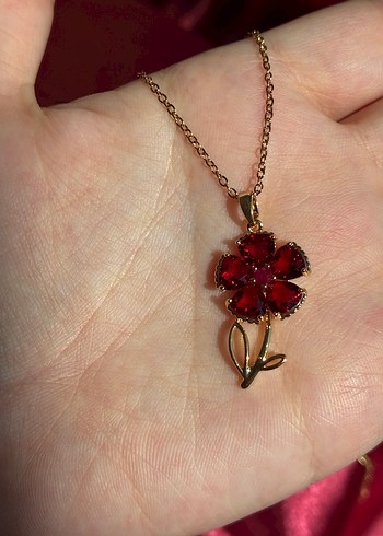  Beden Crimson Bloom Kırmızı Taşlı Çiçek Kolye