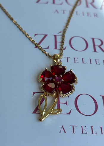 Crimson Bloom Kırmızı Taşlı Çiçek Kolye