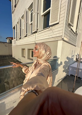 Diğer Bej Uzun İpek Görünümlü abaya