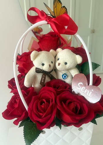 Beden Kırmızı Güller ve Peluş Ayıcıklar Hediye Sepeti
