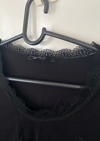 Dantel Detaylı Siyah V Yaka Uzun Kollu Crop - Görsel 2