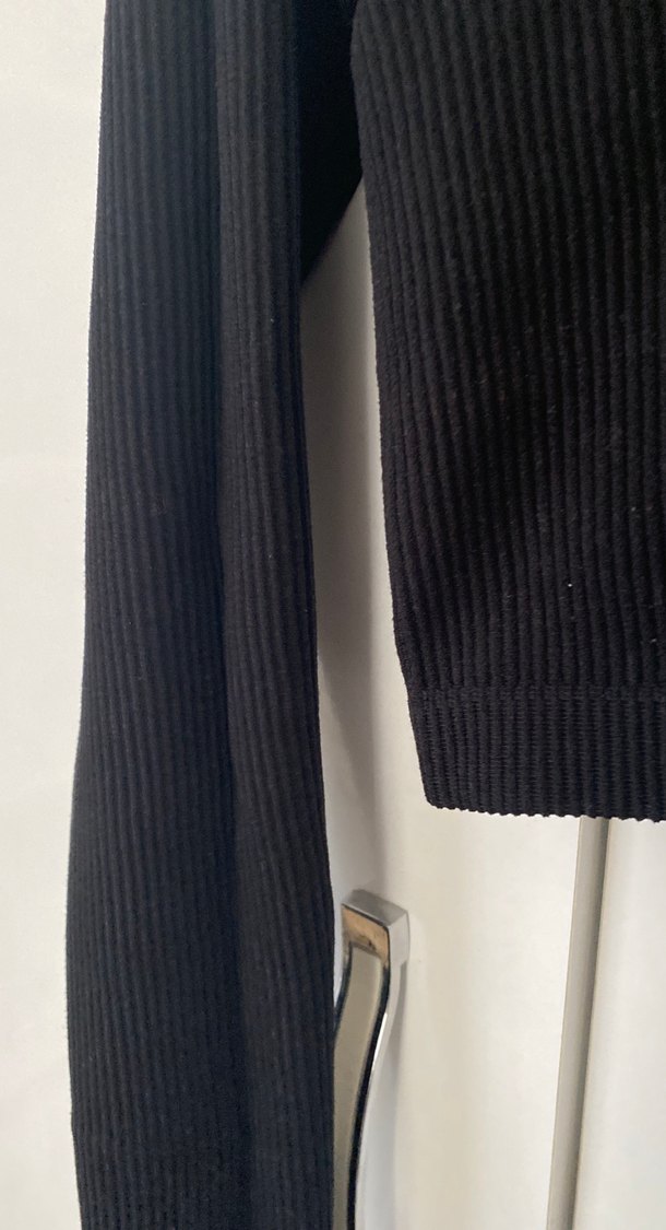 Dantel Detaylı Siyah V Yaka Uzun Kollu Crop - Görsel 3