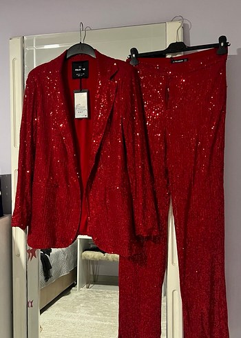 Pull and Bear Pullbear Kadin Parlak Kirmizi Simli Blazer Ve Pantolon Takimi