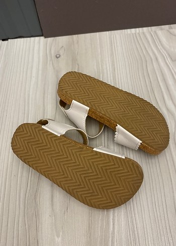 26 Beden beyaz Renk H&M Kız Çocuk Beyaz Tokalı Sandalet