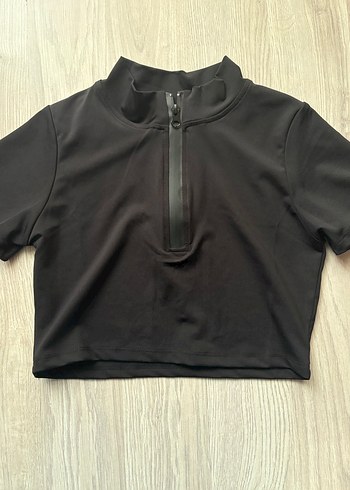 Siyah Fermuarlı Yüksek Yakalı Crop Top