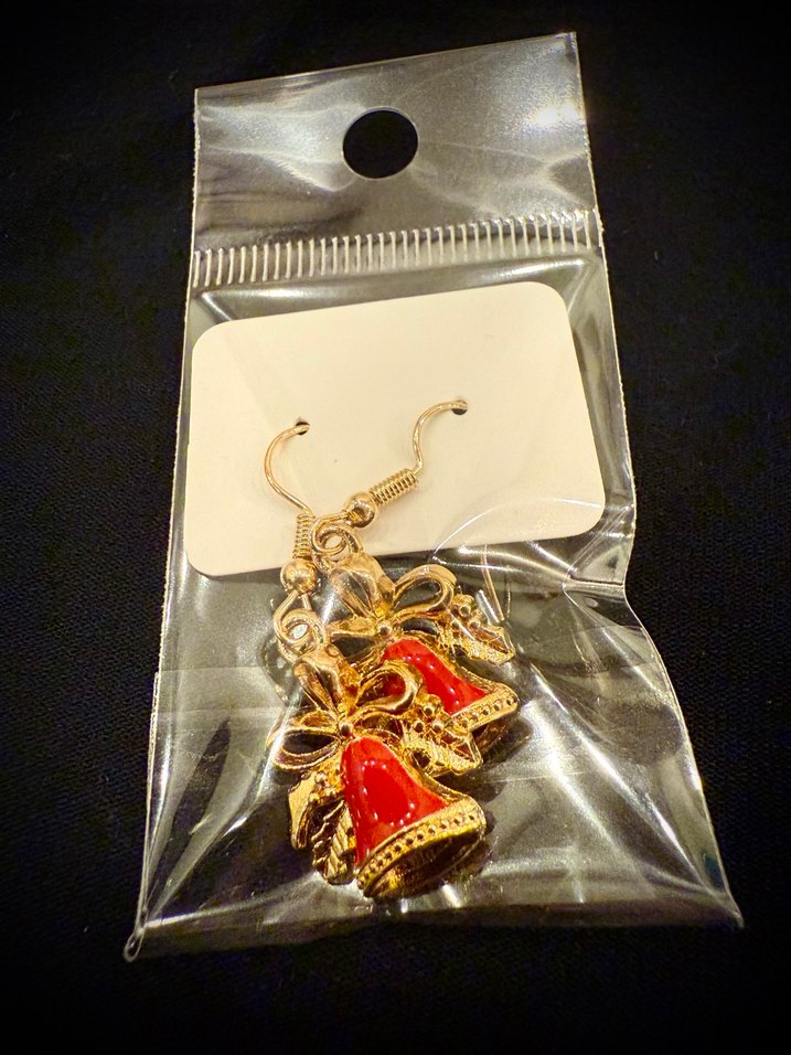 Kırmızı Boncuklu Mini Çan Küpeler - Görsel 3