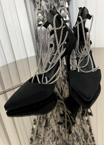 39 Beden Saten Parlak Siyah Stiletto