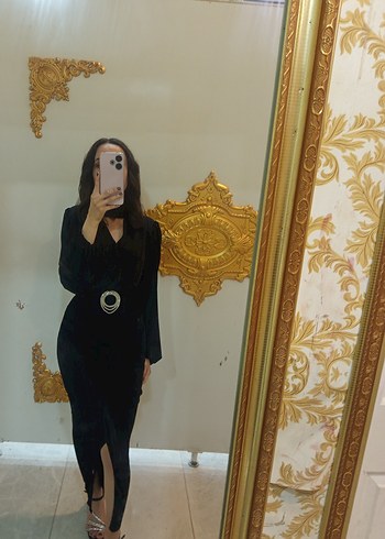 Siyah Kemerli Önden Büzgülü, Yırtmaçlı Uzun Elbise